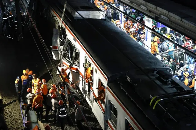 gerbong KRL Commuterline yang ditabrak KA Argo Bromo Anggrek relasi Gambir-Surabaya Pasar Turi di Stasiun Bekasi Timur, Bekasi, Jawa Barat, Selasa (28/04).