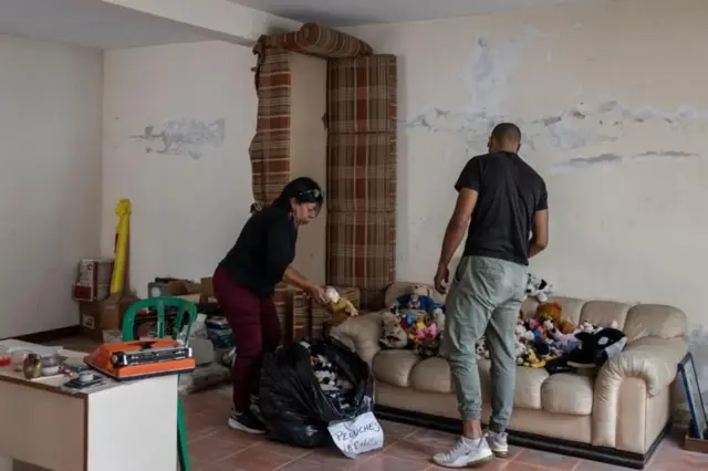 Mairín et son neveu classent et comptent les peluches destinées à être vendues, jetées ou données
