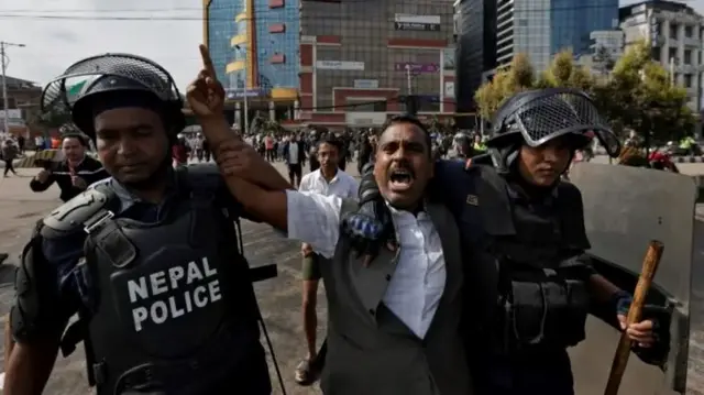 Policija privodi demonstranta