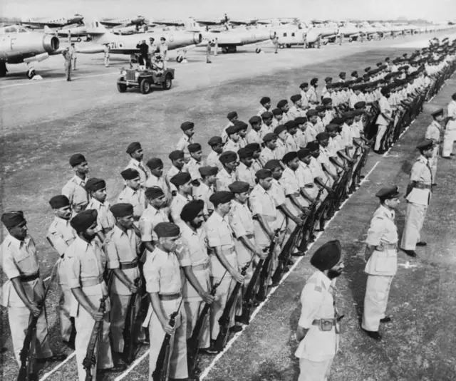 भारतीय हवाई दलाच्या 21 व्या वर्धापन समारंभात, हवाईपट्टीवर सहभागी झालेले भारतीय सैनिक