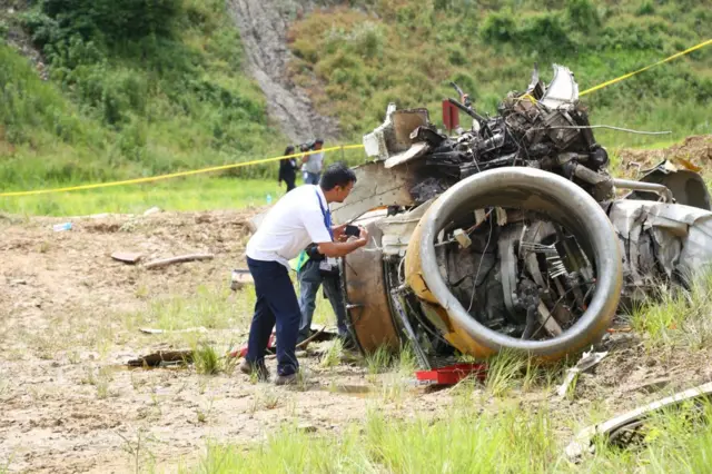 Uzmanlar enkazda inceleme yapıyor