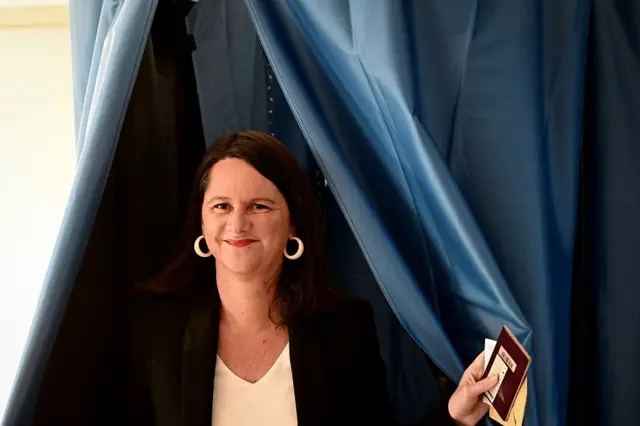Жоанна Роллан выходит из кабинки для голосования