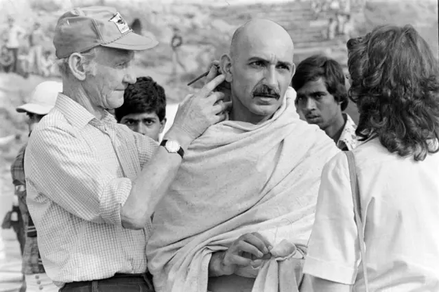 रिचर्ड एटनबरो की फ़िल्म गांधी में महात्मा गांधी का रोल बेन किंग्स्ले ने निभाया था. ये तस्वीर उसी फ़िल्म की शूटिंग के दौरान खींची गई थी.