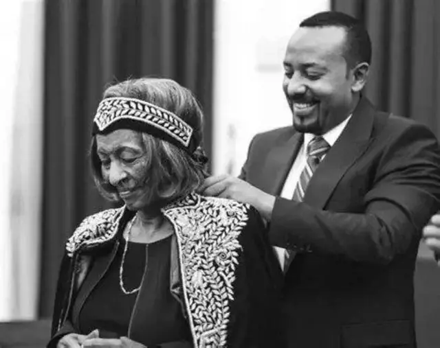 አምባሳደር ቆንጂት ለአገራቸው ላበረከቱት አስተዋጽኦ ከጠቅላይ ሚኒስትር ዐቢይ ሽልማት ሲበረከትላቸው