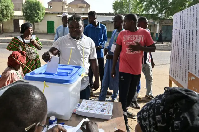 Un électeur vote dans un bureau de vote à N'Djamena le 6 mai 2024 lors de l'élection présidentielle au Tchad.