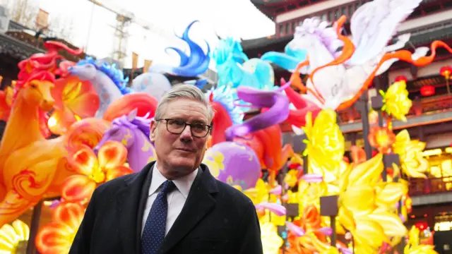 基尔·斯塔默爵士参观上海豫园，在一组飞马花灯前留影（30/1/2026）