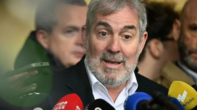 Fernando Clavijo, presidente de la comunidad autónoma de Canarias, atendiendo a los medios