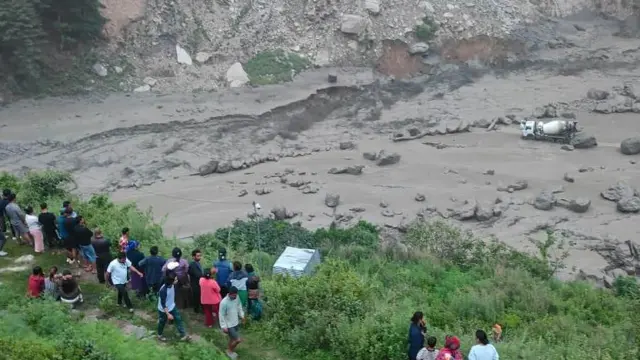 बाढीका कारण क्षतिग्रस्त रसुवाको सडक