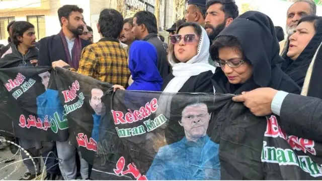 রাওয়ালপিন্ডিতে বিক্ষোভ করছেন পিটিআই সমর্থকসহ আরও কয়েকটি দলের কর্মীরা