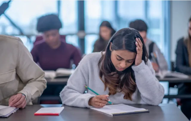 ਵਿਦਿਆਰਥੀਆਂ ਨੂੰ ਵਿਦੇਸ਼ ਜਾਣ ਲੱਗੇ ਆਪਣਾ ਇਰਾਦਾ ਪੱਕਾ ਕਰ ਲੈਣਾ ਚਾਹੀਦਾ ਹੈ