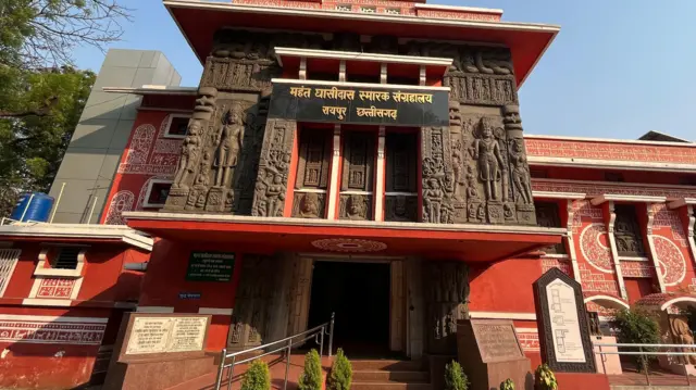 बुधवार को जब कमरे को खोला गया तो पता चला कि 6 में से 5 एक्सेशन रजिस्टर को दीमक खा चुकी है