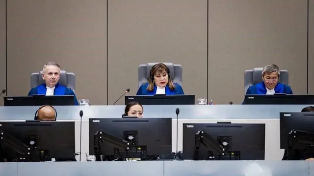 Jueza Ibñañez Carranza junto a otros dos jueces durante la audiencia para leer la decisión de una apelación sobre la libertad provisional del expresidente filipino Rodrigo Duterte