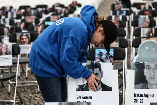 इजरेल-हमास युद्ध सुरु भएको दुई वर्ष पुगेसँगै जर्मनीको बर्लिनमा आयोजित शोक कार्यक्रममा एक व्यक्ति