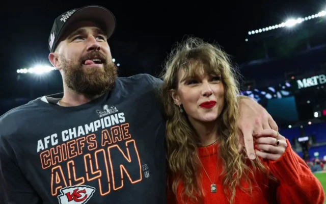 بدأت تايلور سويفت مواعدة ترافيس كيلسي بعد لقائه خلف الكواليس في جولة "إيراس". وأعلن الثنائي خطوبتهما الشهر الماضي.