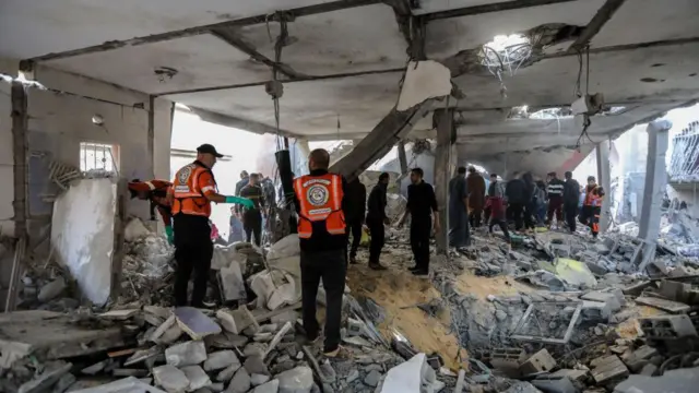 ইসরায়েলের নতুন করে শুরু করা বিমান হামলায় ধ্বসে পড়ে বেশ কয়েকটি স্থাপনা