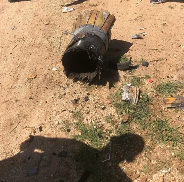 صورة متداولة لشظايا صاروخ سقطت قرب الخليل جنوبي الضفة الغربية.