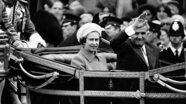 બ્રિટનનાં મહારાણી એલિઝાબેથ સાથે ચાચેસ્કૂ