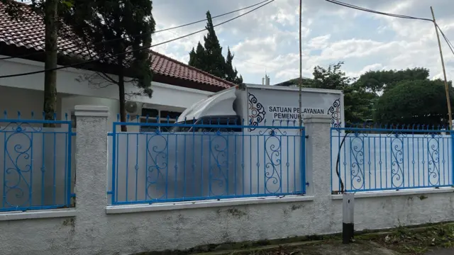 Kantor SPPG di Parakan, Kota Bandung, yang ditolak warga tampak belum beroperasi.