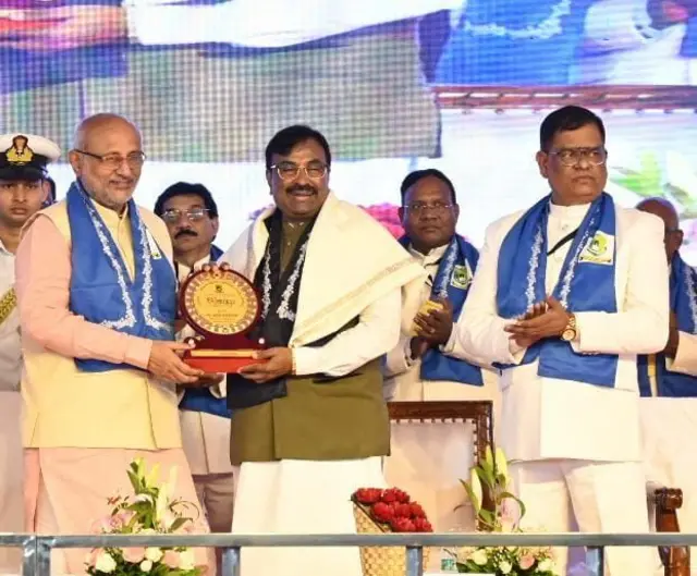 डी.लिट पदवी स्वीकारताना सुधीर मुनगंटिवार