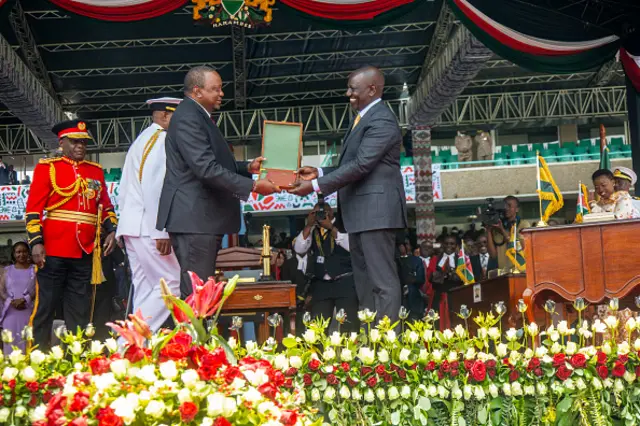 ፕረዚደንት ኬንያ ነበር እሁሩ ኬንያታ ስልጣን ንሓዲሽ ፕረዚደንት ዊልያም ሩቶ እናኣረከበ