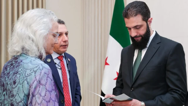ديبرا، والدة أوستن تايس، التقت رئيس المرحلة المؤقتة السورية أحمد الشرع في وقت سابق من العام الجاري