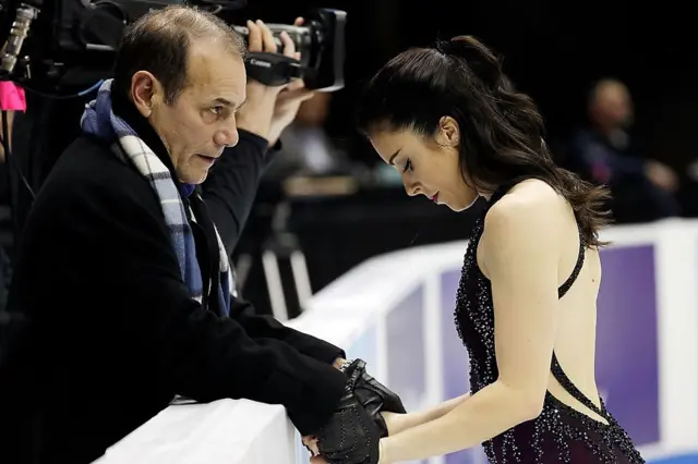 Рафаэль Арутюнян с фигуристкой у бортика ледовой арены