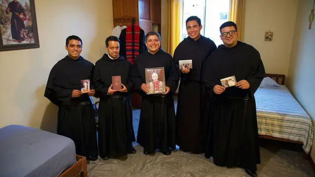 Pastor Ramiro Castillo (tengah), vikaris superior Ordo Agustinian wilayah Utara, dan para frater berpose sambil memegang foto-foto yang menampilkan Robert Francis Prevost, yang menjadi Paus Leo XIV pada 8 Mei 2025, di ruangan tempat paus baru tersebut tinggal antara tahun 1988 dan 1998 di biara Agustinian Santo Tomas de Villanueva di Trujillo, Peru utara