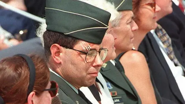 Американський військовий у парадній формі та окулярах, на лобі – зашита рана