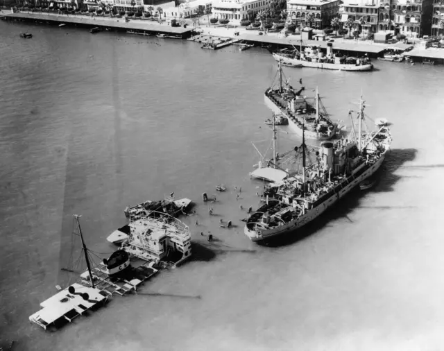 Navios bloqueiam o Canal de Suez em novembro de 1956