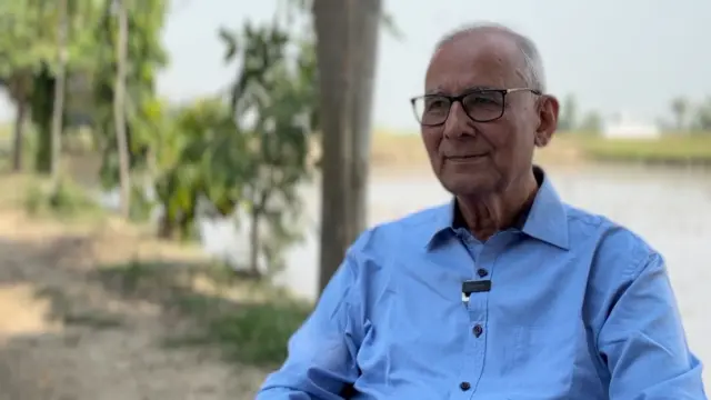 एस. आर. दारापुरी, उत्तर प्रदेश कैडर के सेवानिवृत्त आईपीएस अधिकारी हैं.