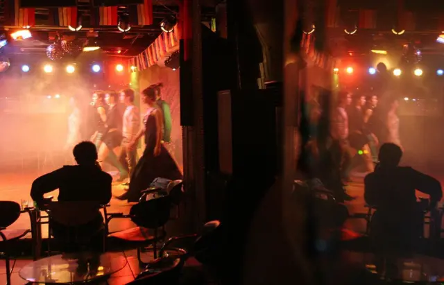 彩色灯球下，一群人在表演