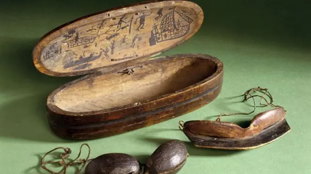 Miwani ili kujilinda kutokana na miale ya jua kwenye theluji. Hata na mahali pa kuhifadhi.