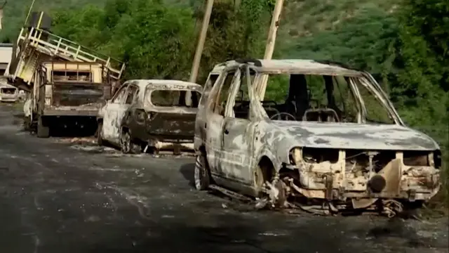 দাঙ্গায় জ্বালিয়ে দেওয়া গাড়ির সারি