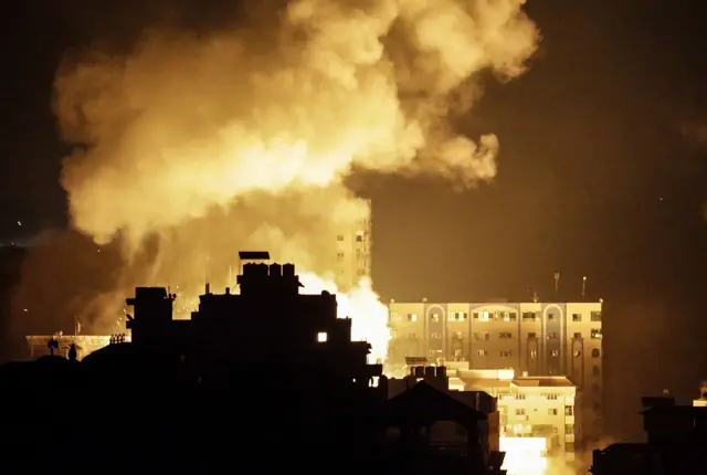 Fumaça cobre o céu após ataque na Faixasite sokkerproGaza