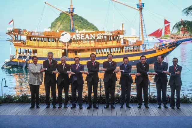 အင်ဒိုနီးရှားဆွေးနွေးပွဲမှာ အမှတ်တရဓာတ်ပုံရိုက်နေတဲ့ အာဆီယံခေါင်းဆောင်တွေ