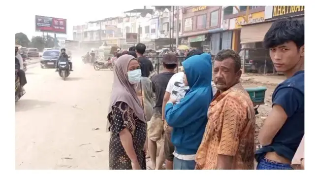 Wartawan KompasTV, Budi Satria di Aceh Tamiang melaporkan, seorang pengusaha restoran, bernama Saifuddin, membagikan beras dan bantuan lain, seperti roti air bersih, ke warga secara gratis. 