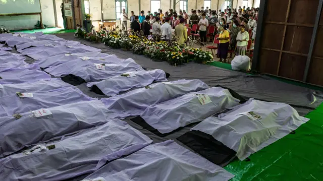 မုန်လိုင်ခက် ဒုက္ခသည်စခန်းက သေဆုံးသူတွေထဲ ကလေးငယ်တွေနဲ့အမျိုးသမီးတွေ ပါ၀င် 