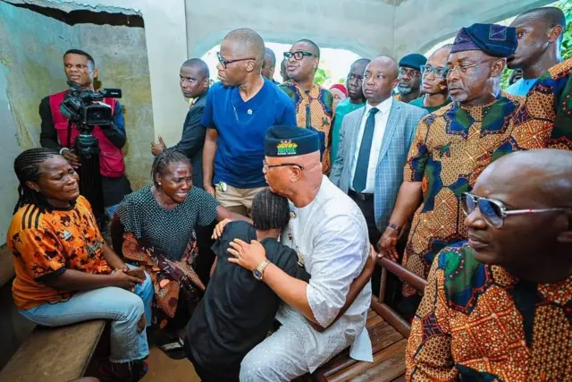 Govnor Eno dey comfort di family 