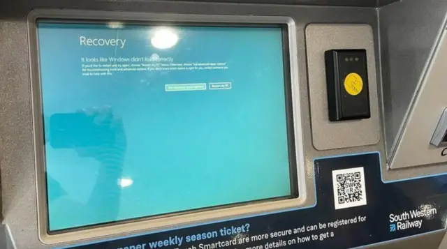 Pantalla en azul en una máquina expendedora de tiquetes en una estación de trenes