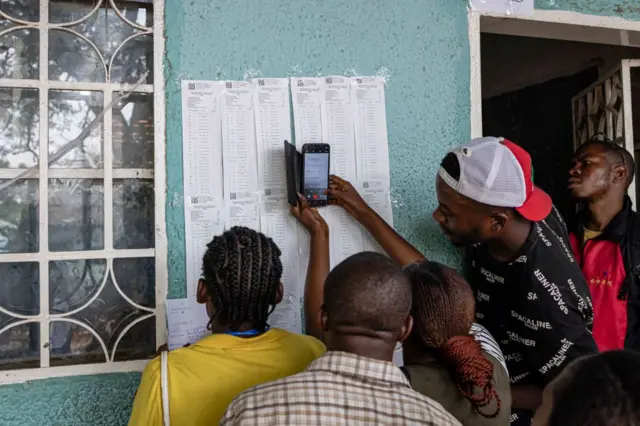 L'élection générale a été marquée par de graves problèmes logistiques qui ont empêché l'ouverture de certains bureaux de vote.