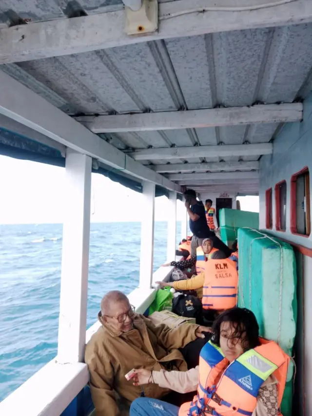 Muhammad Umar bersama cucunya, Naura Bintany Syafiah.