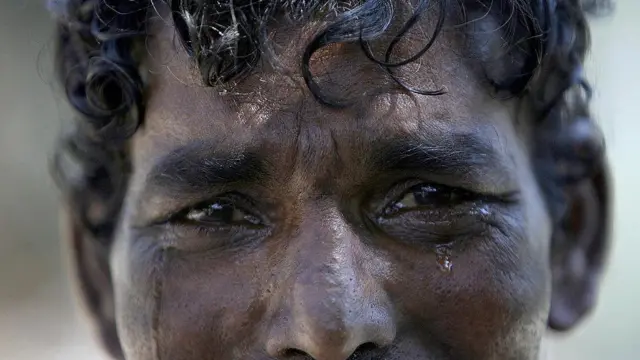 গুলি চালানোর ঘটনার বর্ণনা দিচ্ছেন এক গ্রামবাসী