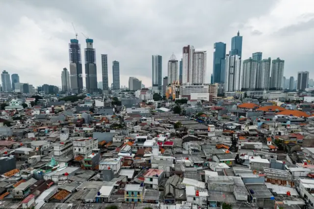 Rascacielos detrás de edificios residenciales en el distrito de Tanah Abang en el centro de Yakarta, Indonesia.