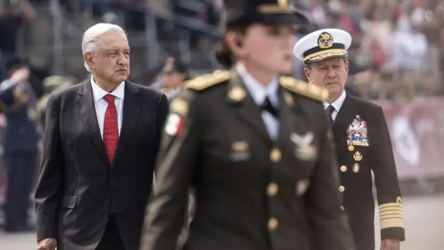 AMLO y militares