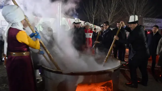 Президент Садыр Жапаров Ноорузда Баткен областына барып, "сүмөлөктү" салттуу даярдоо жараянына катышты.