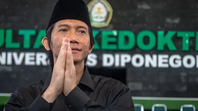 Dekan Fakultas Kedokteran (FK) Universitas Diponegoro (UNDIP) Yan Wisnu Prajoko sekaligus sebagai Dokter Spesialis Bedah dengan Subspesialis Bedah Onkologi serta dosen pendidikan dokter spesialis-subspesialis yang aktivitas klinisnya diberhentikan sementara di RSUP Kariadi Semarang.