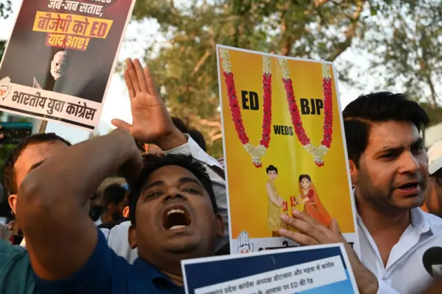 जयपुर में ईडी की कार्रवाई का विरोध करते युवा कांग्रेस के कार्यकर्ता