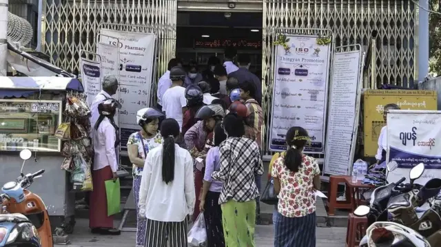 ဆေးဝယ်ဖို့ တန်းစီစောင့်ဆိုင်းခဲ့ရသူတွေ (ပုံဟောင်း)