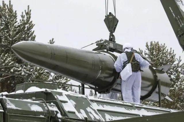 Завантаження ракети "Іскандер"