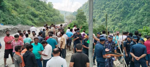 सिमलतालमा दुर्घटनास्थलनजिकै भेला भएका मानिस र सुरक्षाकर्मी